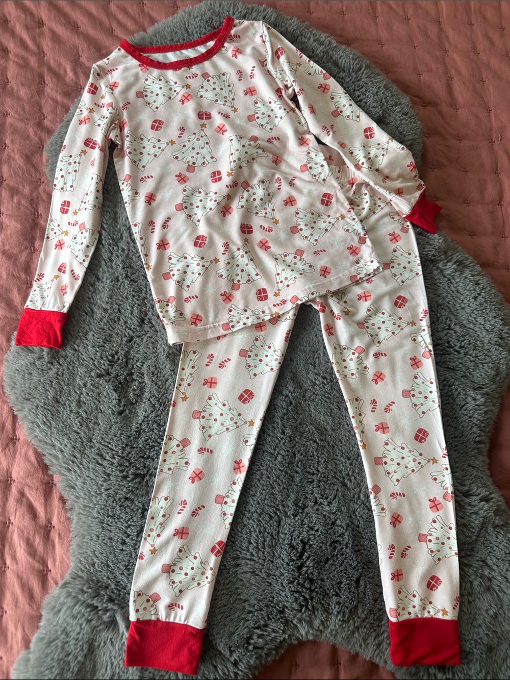 Kids Caden Lane Pale Pink and Red Holiday Tree Pajama Set.  Size 5/6.
